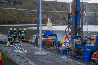 Hessigheim: Brand auf einem Schubschiff im Schleusenbereich